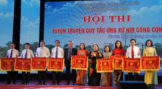Bà Nguyễn Thị Bích Ngọc - Chủ tịch Hội đồng Nhân dân thành phố Hà Nội và ông Tô Văn Động - Giám đốc sở Văn hóa - Thể thao tặng cờ cho các đội thi