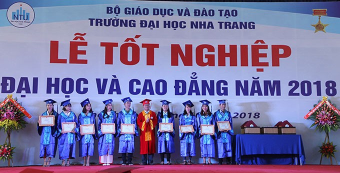  Sinh viên Đại học Nha Trang nhận bằng tốt nghiệp.