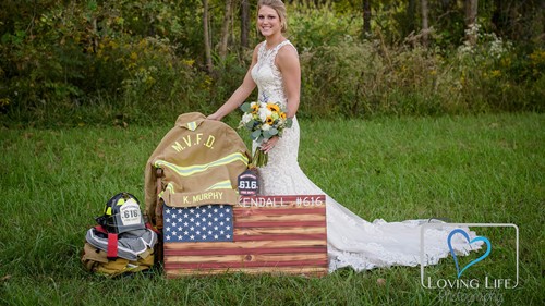 Cô dâu Mỹ chụp ảnh cưới một mình bên mộ chú rể