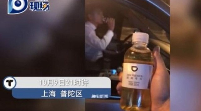 Du khách kiện hãng taxi vì uống nhầm chai đựng nước tiểu của tài xế