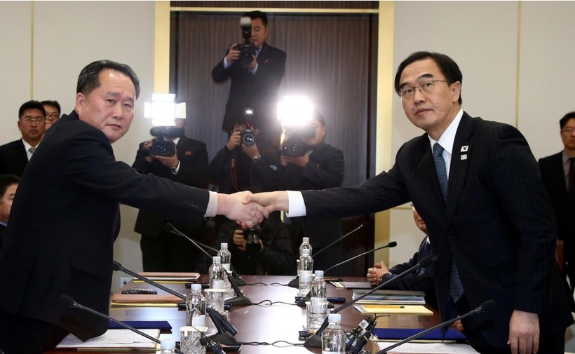 Trưởng phái đoàn Triều Tiên Ri Son Gwon cùng trưởng phái đoàn Hàn Quốc Cho Myoung-gyon bắt tay trong cuộc gặp đầu tiên tại làng đình chiến Panmunjom hồi tháng 1/2018, sau nhiều năm căng thẳng và thù địch