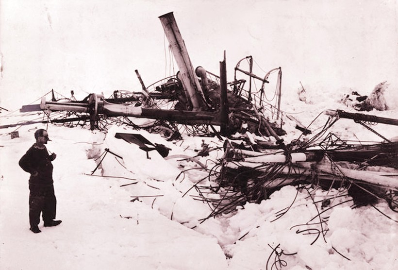 Nhà thám hiểm Frank Wild nhìn vào đống đổ nát của Endurance trong cuộc thám hiểm xuyên quốc gia Nam Cực