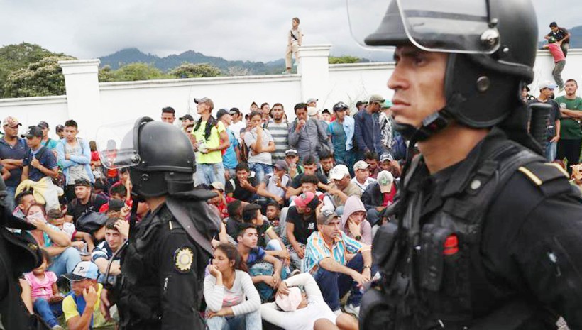Đoàn người di cư Honduras tạm dừng tại một trạm kiểm soát cảnh sát Guatemala sau khi băng qua biên giới từ Honduras