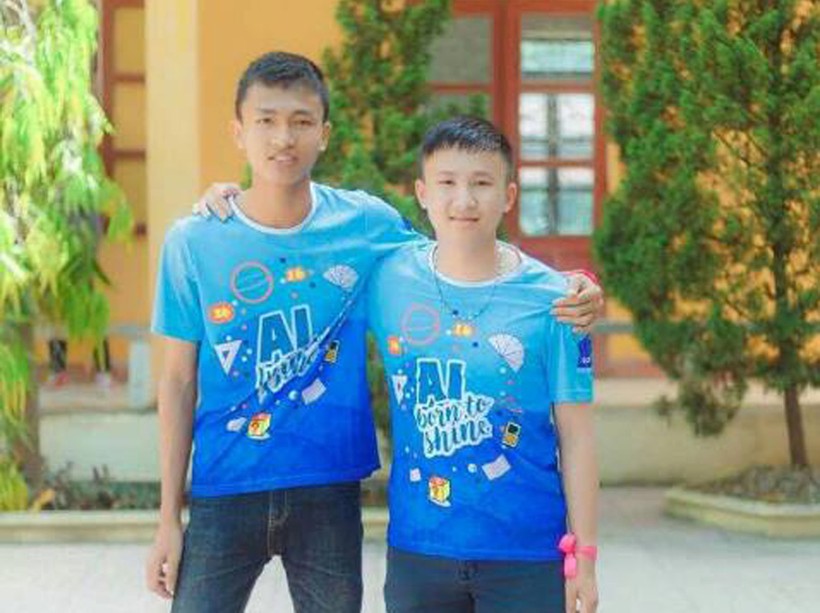 Em Nguyễn Quang Huy (bên trái) cùng bạn học