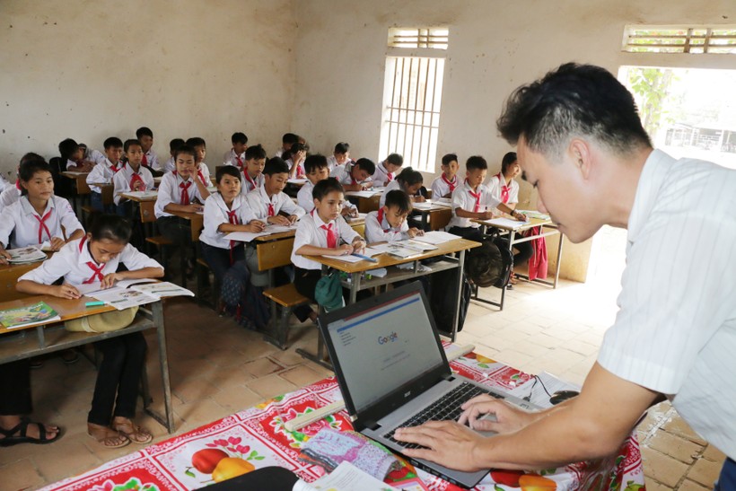 Giáo viên Tiếng Anh đem laptop cá nhân, loa… đến lớp dạy cho học sinh