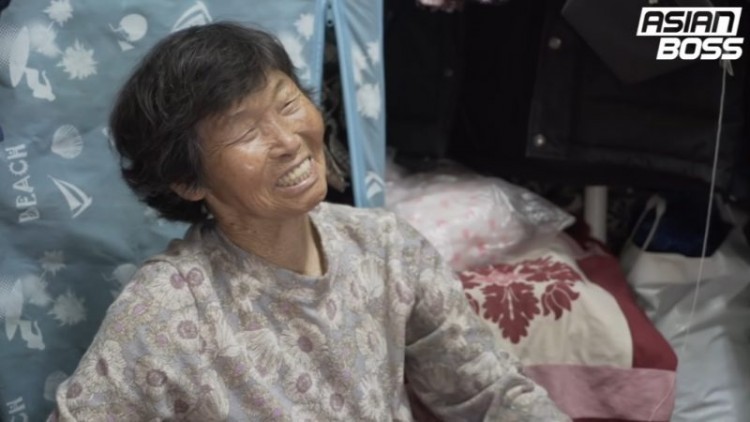 Bà lão 82 tuổi dành hơn 14 giờ lang thang trên đường thu gom bìa giấy chỉ để kiếm hơn 40 nghìn