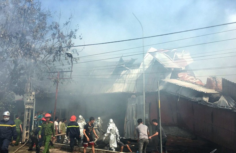 Hà Nội: Xưởng gỗ cháy lớn lan sang nhà 2 tầng, 1 người cấp cứu