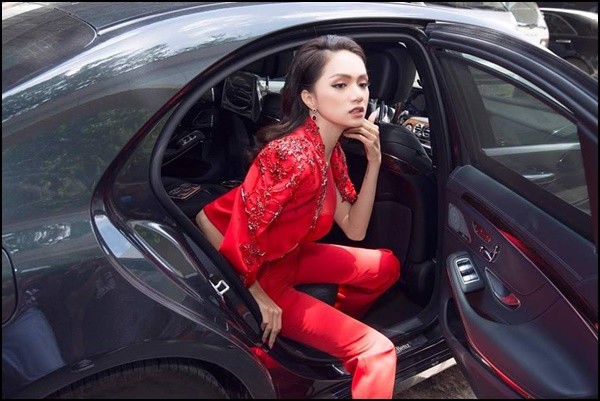 Hoa hậu Hương Giang chỉ cách xuống xe hơi thần thái sang chảnh nhất