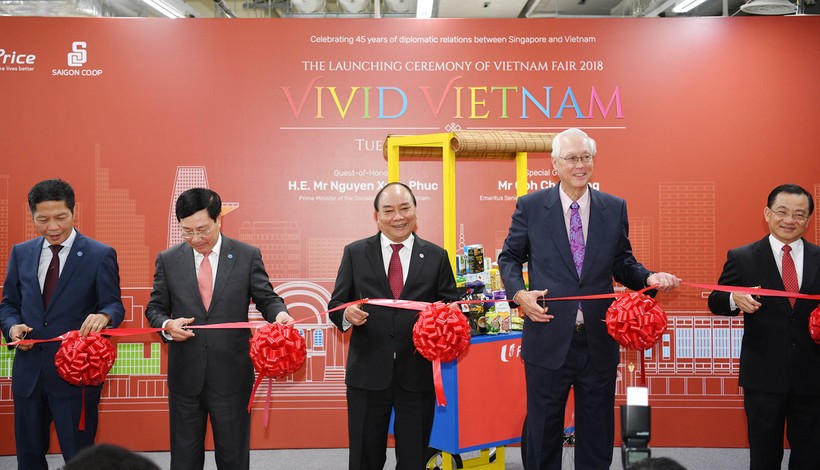 Thủ tướng và các đại biểu cắt băng khai trương Tuần lễ hàng Việt Nam tại Singapore chiều 13/11