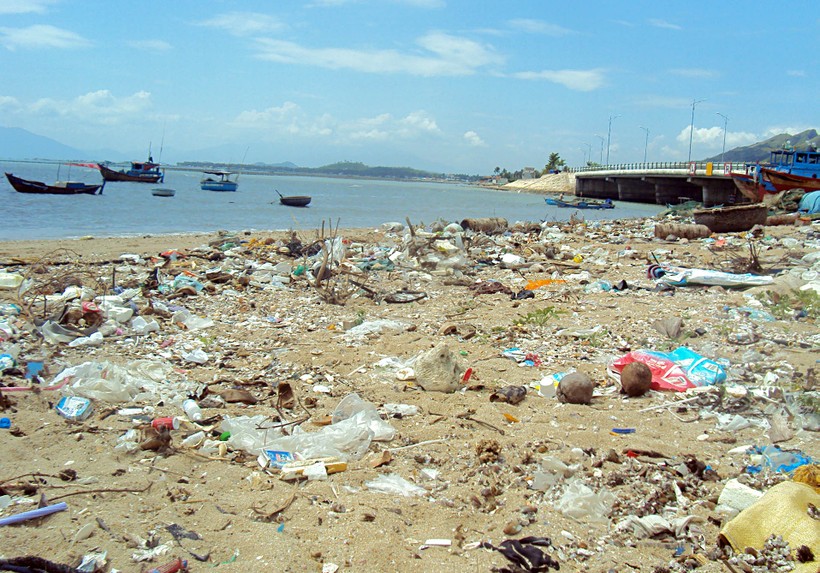 Rác thải sinh hoạt ngập khắp bãi biển