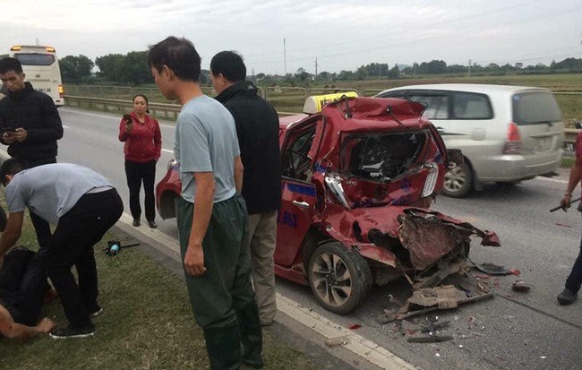Hy hữu: Tài xế xe tải 2 lần bị đâm trúng liên tiếp trên cao tốc Hà Nội - Thái Nguyên
