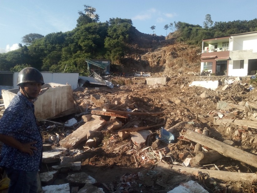 Người dân khẳng định, tai nạn thương tâm của gia đình thầy giáo Phong là do hồ chứa nước trên núi bị vỡ