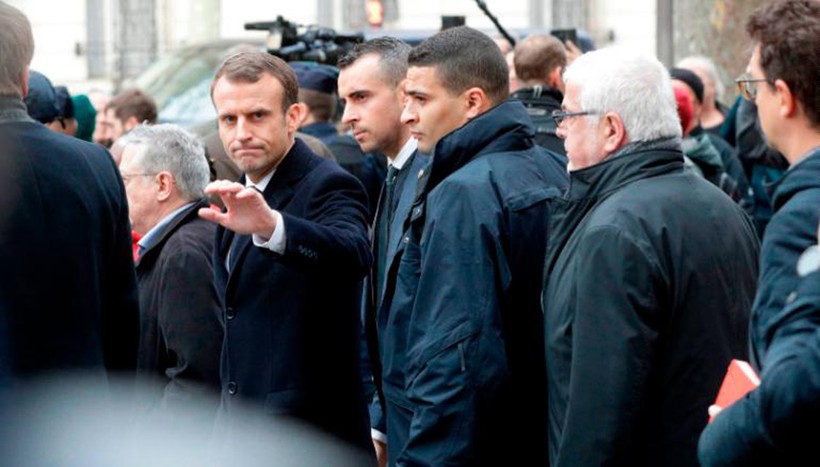 Tổng thống Pháp Emmanuel Macron rời Cafe Belloy, gần Khải Hoàn Môn ở Paris vào ngày Chủ nhật vừa qua