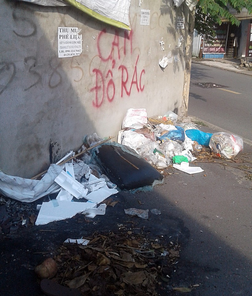 Bãi rác vô chủ tại đường Trương Văn Hải, phường Tăng Nhơn Phú B, quận 9, TPHCM