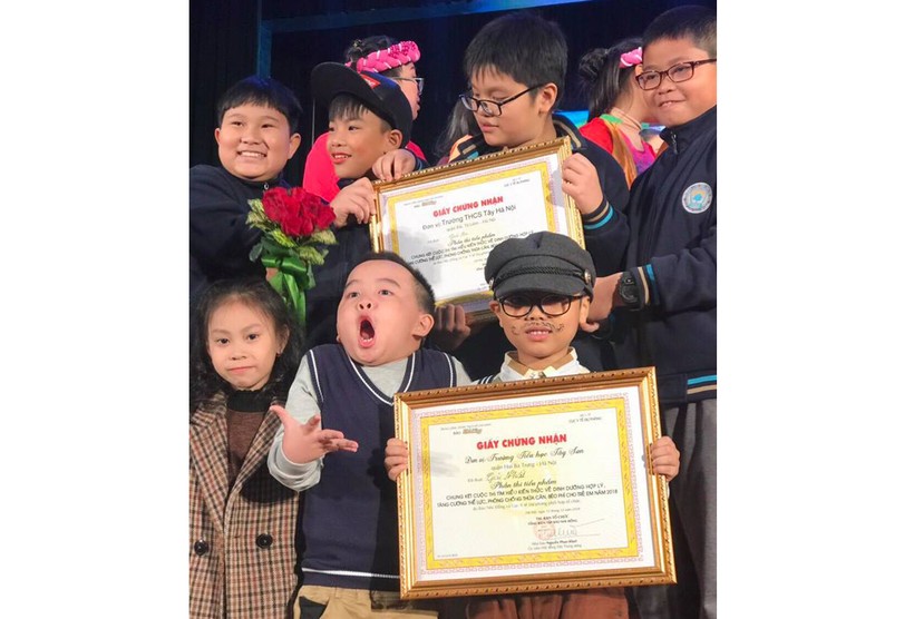 Niềm vui giành giải Nhất phần thi tiểu phẩm “Béo ơi, chào mi” của HS Trường Tiểu học Tây Sơn - Hà Nội