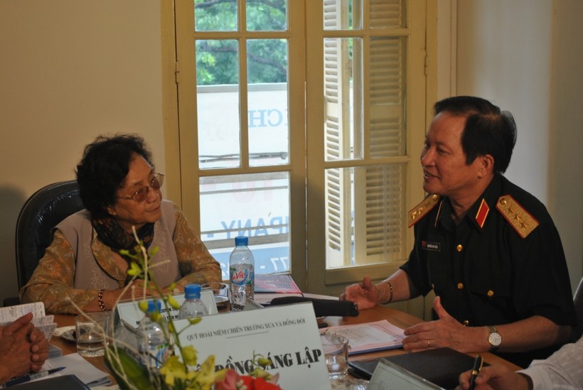 Nguyên Phó chủ tịch nước Nguyễn Thị Bình và tướng Hiệu bàn bạc về ý tưởng thực hiện tượng đài Hoài niệm và kêu gọi gây quỹ xây tượng đài.