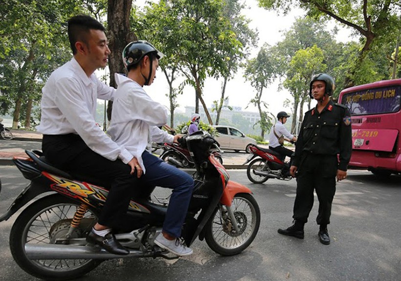 Hành vi không đội mũ bảo hiểm khi ngồi trên mô tô, xe gắn máy và xe đạp điện sẽ bị xử lý nặng