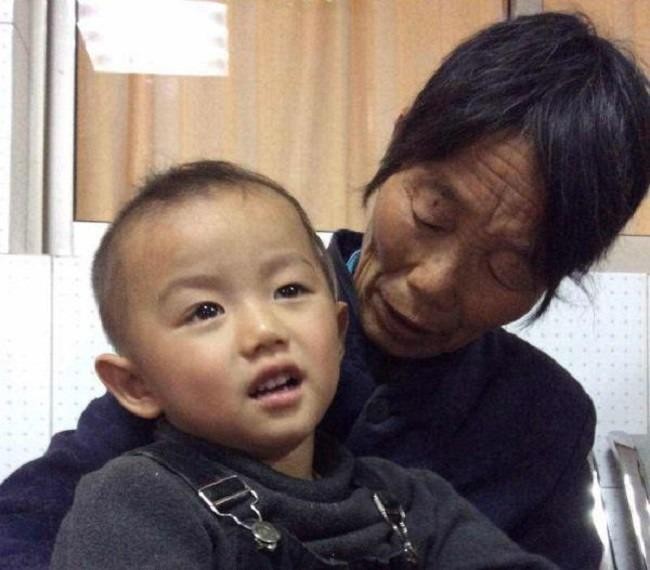 Nghịch ngợm uống hết lọ thuốc của bà ngoại, cậu bé 3 tuổi bị mù vĩnh viễn