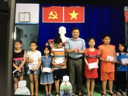 Anh Nguyễn Văn Nhỏ tặng quà cho học sinh nghèo