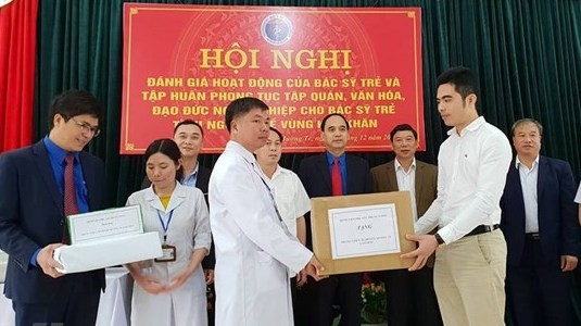 Đoàn công tác của Bộ Y tế tặng quà cho các trung tâm y tế của tỉnh Lai Châu.