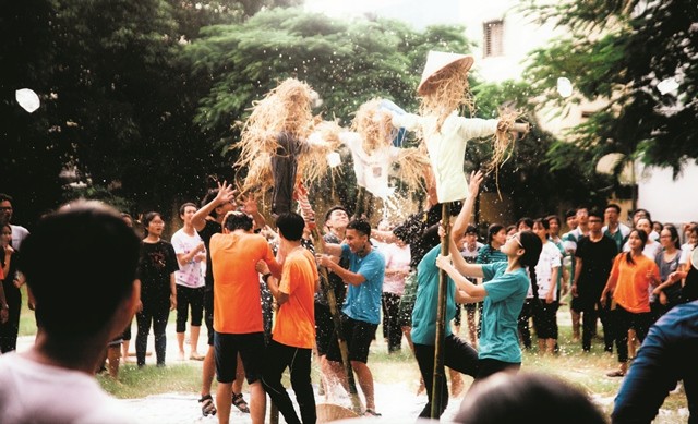 Học sinh liên trường khối THPT tham gia chơi các trò chơi dân gian trong Ngày hội Mùa hè với các trò chơi dân gian do Trường THPT Phan Châu Trinh (Đà Nẵng) tổ chức