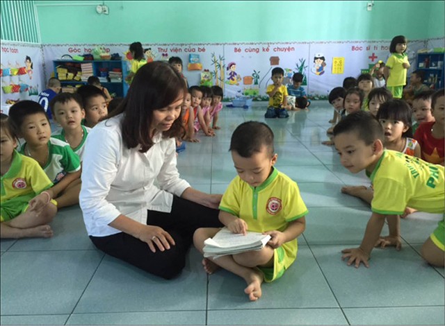 Nguyễn Hoàng Nam có thể đọc nguyên trang sách từ khi mới 3 tuổi