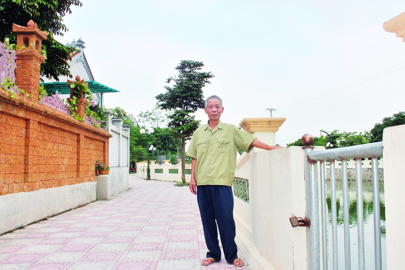 Ông Nguyễn Tứ Hùng vui mừng khi khu vực ao làng cũ đã khang trang, sạch đẹp hơn