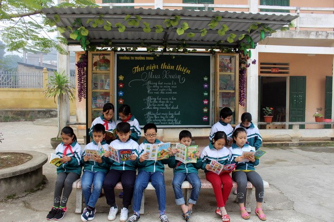 Các em HS Trường tiểu học Trường Thịnh  Thị xã Phú Thọ đọc sách tại thư viện ngoài trời.
