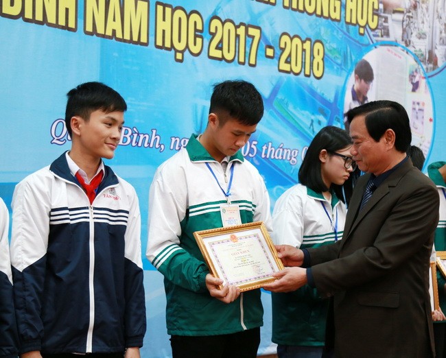  Ông Đinh Quý Nhân, giám đốc Sở GD&ĐT tỉnh Quảng Bình trao giải cho những học sinh đạt giải tại cuộc thi.