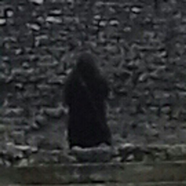Chụp ảnh lâu đài thời Trung Cổ, thấy người mặc áo choàng đen bí ẩn? 
