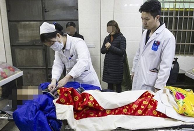 Ông Huang vẫn còn sống thời điểm được đưa đến nhà tang lễ.