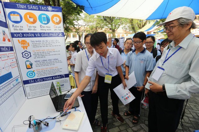 Học sinh Trường THPT chuyên Lê Hồng Phong (TP.HCM) giới thiệu đề tài "Bồn cầu cảnh báo sớm bệnh lý qua nước tiểu" tại vòng chung kết Cuộc thi khoa học kỹ thuật cấp TP - Ảnh: NHƯ HÙNG