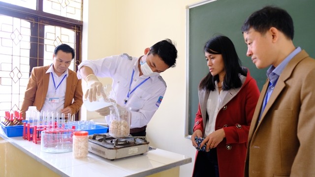 Thí nghiệm xử lý rác thải tại trường THPT thị xã Cửa Lò, Nghệ An