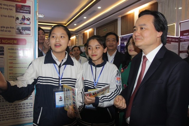 Học sinh trường THPT Huỳnh Thúc Kháng (Nghệ An) thuyết trình trước Bộ trường Phùng Xuân Nhạ về dự án phòng chống xâm hại tình dục cho học sinh

