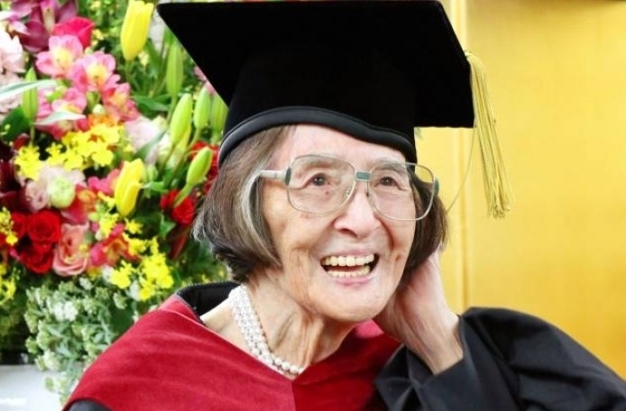 Nhật Bản: Cụ bà 88 tuổi nhận bằng Tiến sĩ