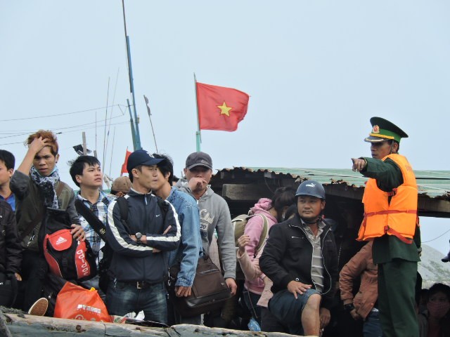 Lực lượng biên phòng đang tiến hành kiểm soát hành khách ra đảo Lý Sơn