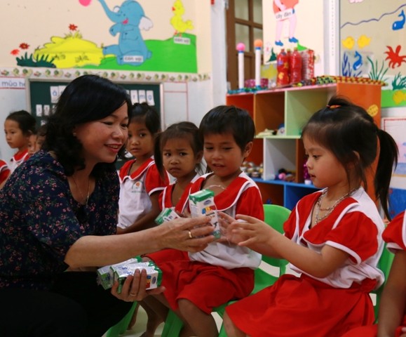 Bà Nguyễn Thị Thu Thủy, phó giám đốc Sở GD&ĐT chia sẻ cùng học sinh trưởng Mầm non A Dơi.