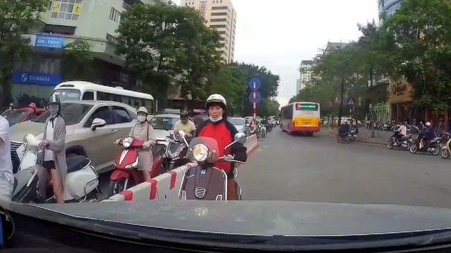  Video: Tài xế ép lùi xe máy đi ngược chiều đường giờ cao điểm ở Hà Nội