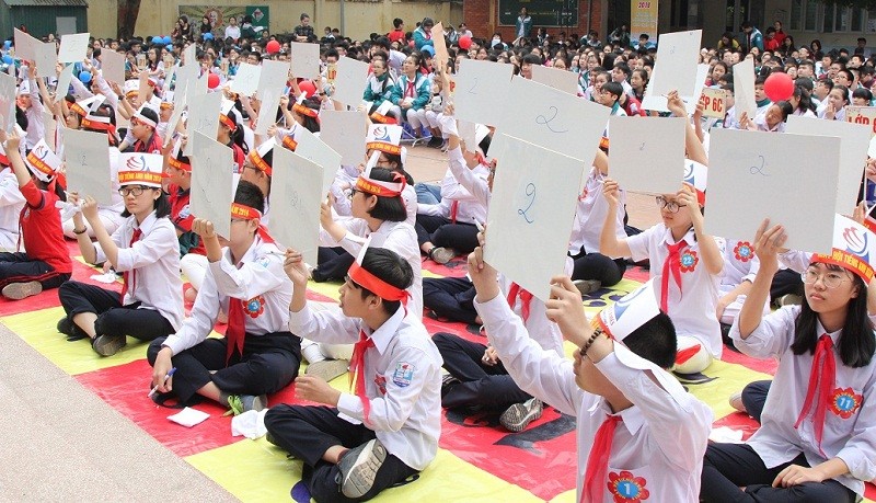 Các em học sinh tham gia phần chơi Rung chuông vàng. Ảnh nguồn: QTV