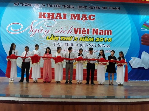  Lãnh đạo tỉnh Quảng Nam cắt băng khai mạc Ngày sách Việt Nam 21/4 lần thứ 5 tại tỉnh Quảng Nam năm 2018.