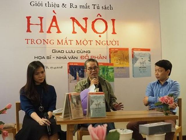 Nhà văn Đỗ Phấn (ngồi giữa) giao lưu với độc giả