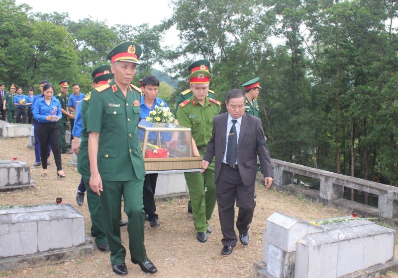 12 hài cốt liệt sỹ hy sinh tại Lào được an táng tại Nghĩa trang liệt sỹ Nầm huyện Hương Sơn.