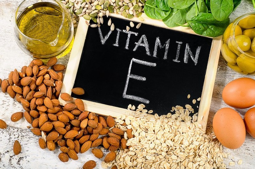 Giảm quầng thâm và nếp nhăn vùng mắt với viên nang vitamin E