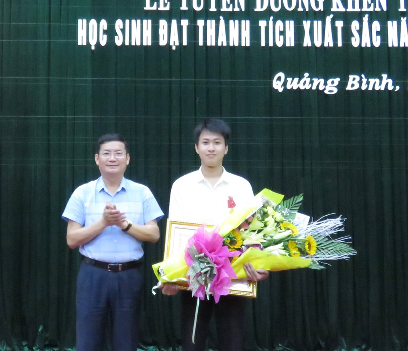 Thừa ủy quyền của Chủ tịch nước, đồng chí Trần Tiến Dũng, Tỉnh ủy viên, Phó Chủ tịch UBND tỉnh trao Huân chương Lao động hạng Ba cho học sinh Nguyễn Thế Quỳnh.

