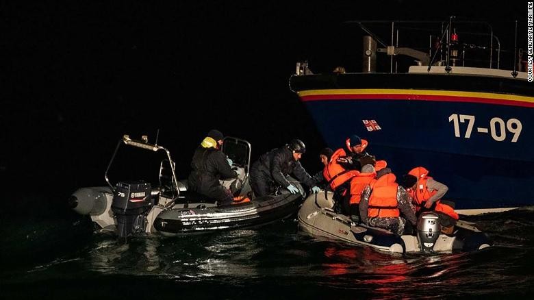 Cảnh sát biển Pháp và lực lượng RNLI (Cơ quan Cứu hộ hàng hải Hoàng gia Anh) tiếp cận một con thuyền chở người di cư trên eo biển Manche mới đây
