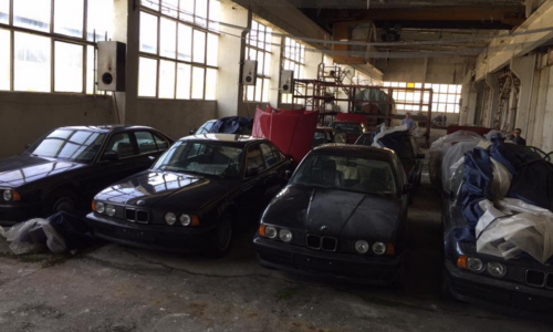 11 chiếc xe sang BMW 25 năm chưa lăn bánh