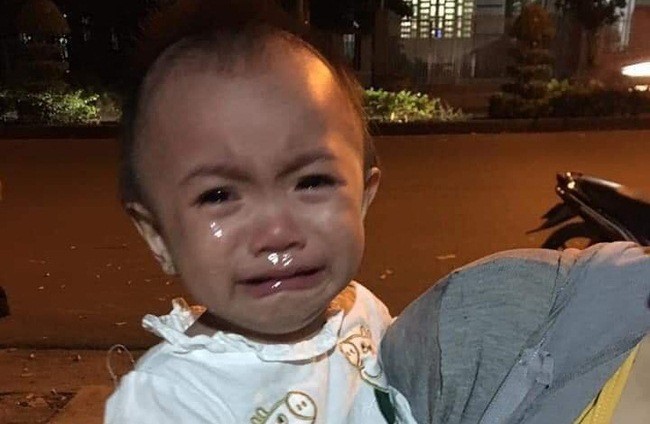 Thương cảm bé gái 14 tháng tuổi khóc thét khi bị mẹ bỏ rơi kèm tờ giấy 