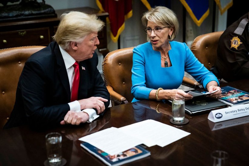 Tổng thống Donald J. Trump và Bộ trưởng Giáo dục Betsy DeVos đang trao đổi trong một cuộc thảo luận liên quan đến giáo dục, ngày 18/12/2018 tại Washington. DC