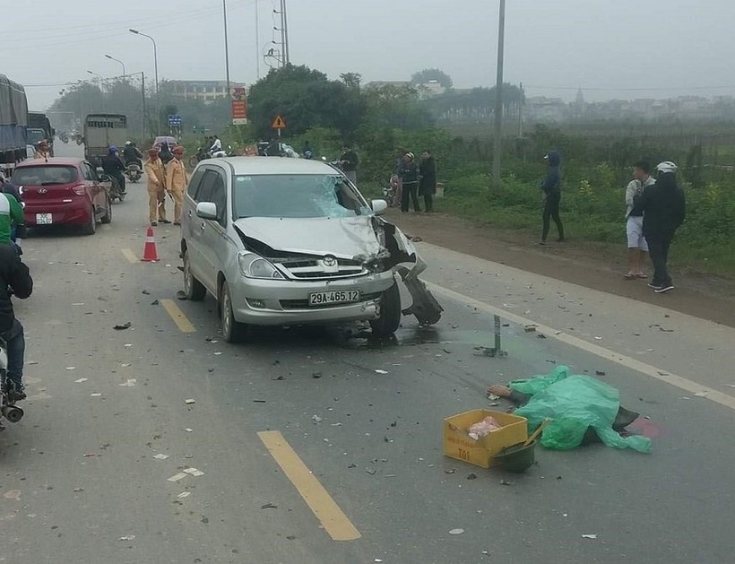 Hiện trường vụ tai nạn khiến hai người đi xe máy tử vong.
