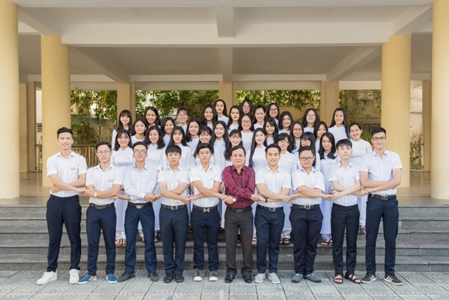 Thầy giáo Nguyễn Đình Hòa cùng các em học sinh do thầy chủ nhiệm lớp. (Ảnh nhân vật cung cấp)